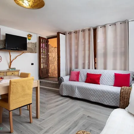 Emeraldway - Il Glicine Apartment *